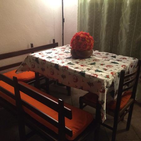 Ferienwohnung Yoghi & Bubu Gambolò Zimmer foto