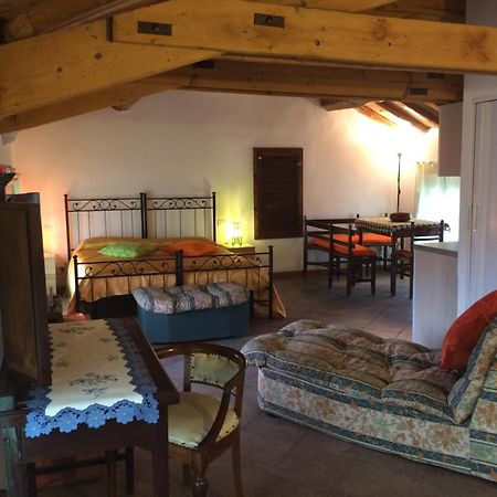 Ferienwohnung Yoghi & Bubu Gambolò Zimmer foto