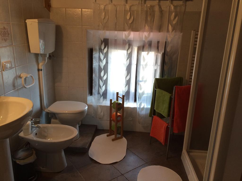 Ferienwohnung Yoghi & Bubu Gambolò Zimmer foto