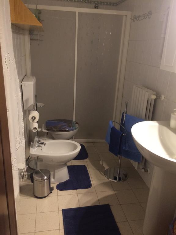 Ferienwohnung Yoghi & Bubu Gambolò Zimmer foto