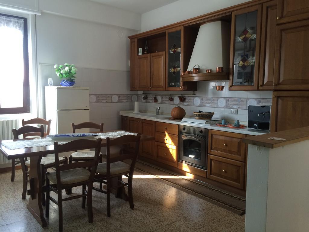 Ferienwohnung Yoghi & Bubu Gambolò Zimmer foto