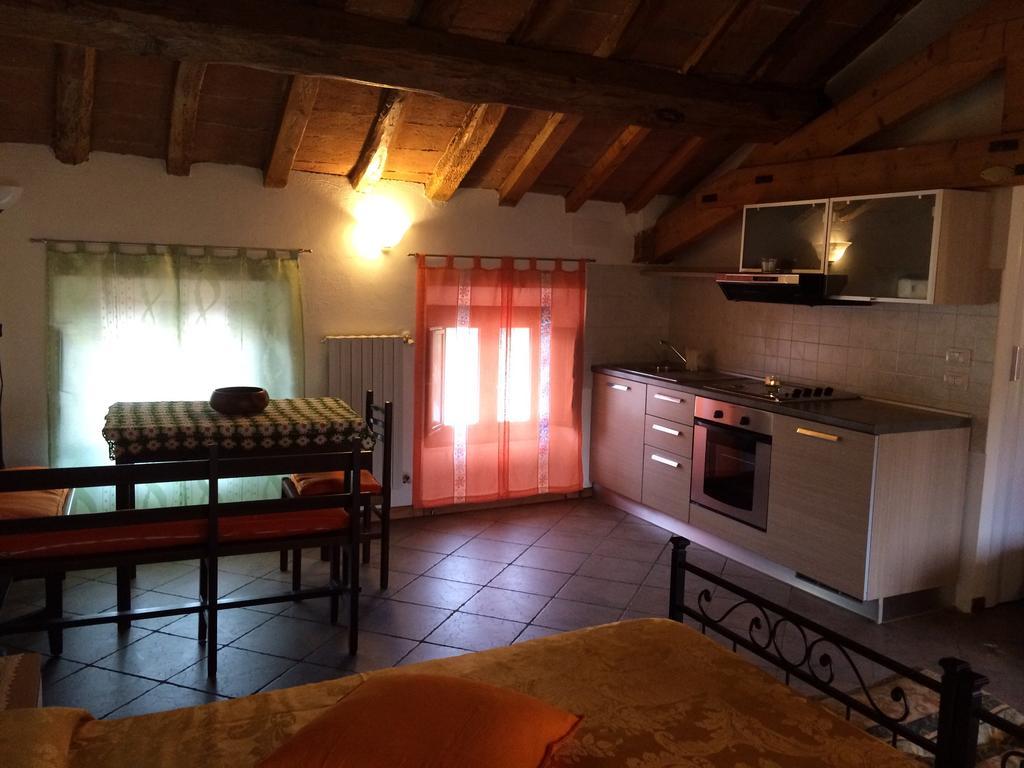 Ferienwohnung Yoghi & Bubu Gambolò Zimmer foto