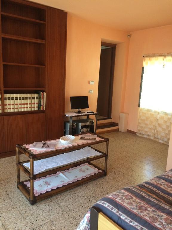 Ferienwohnung Yoghi & Bubu Gambolò Zimmer foto