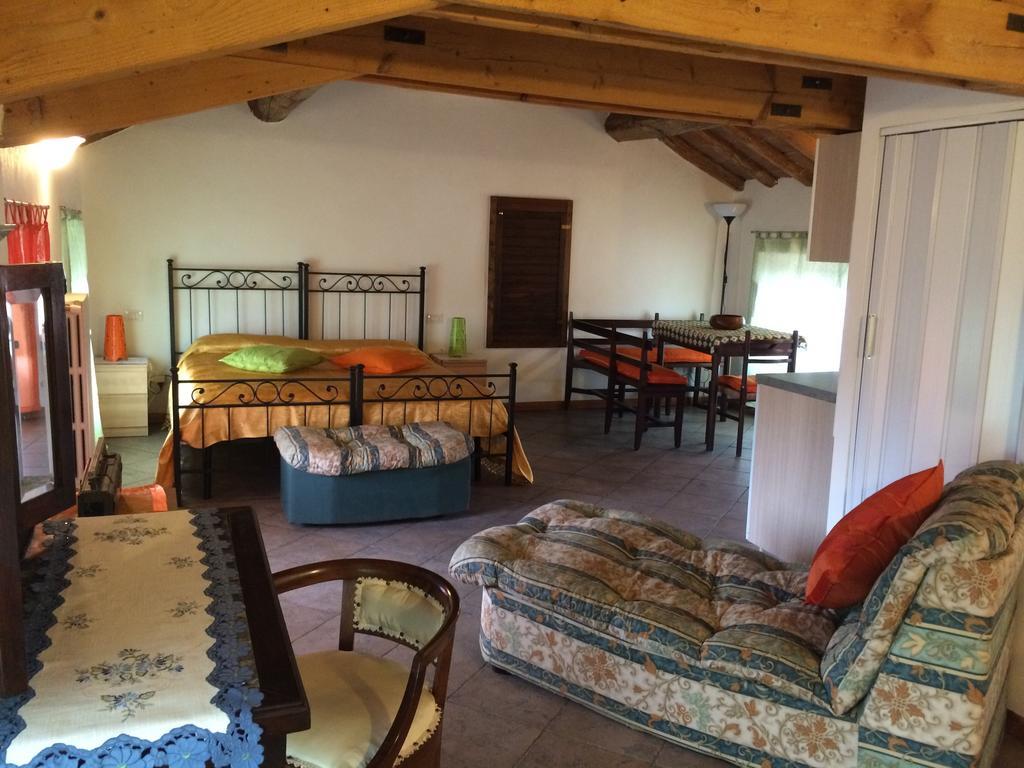Ferienwohnung Yoghi & Bubu Gambolò Zimmer foto